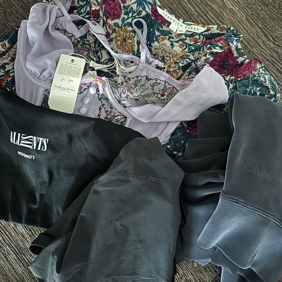 LIVE LISTING! 🪩 IG: @goldenhangerkat 🪩 - Picture 4 of 4